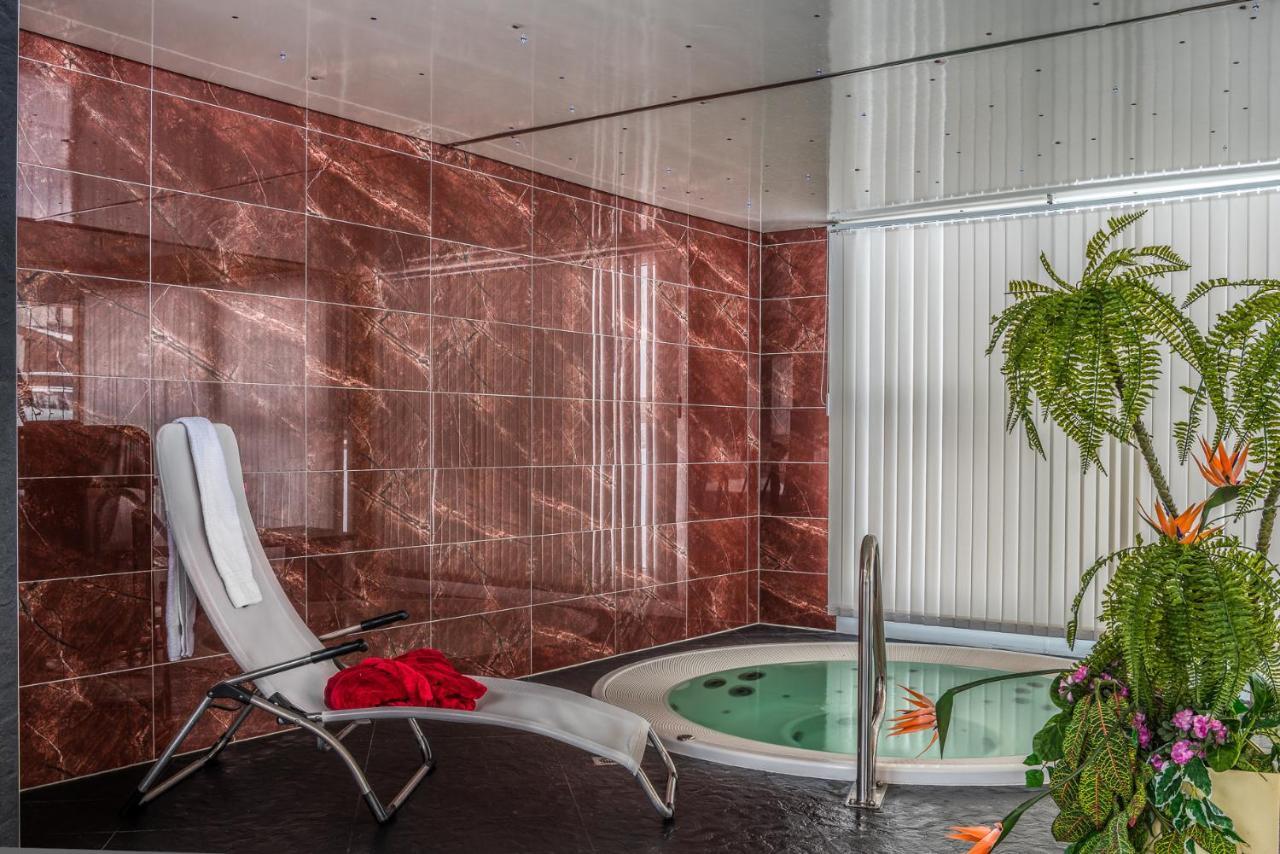 Wellness- Und Schneesporthotel Christiania Saas-Almagell Ngoại thất bức ảnh
